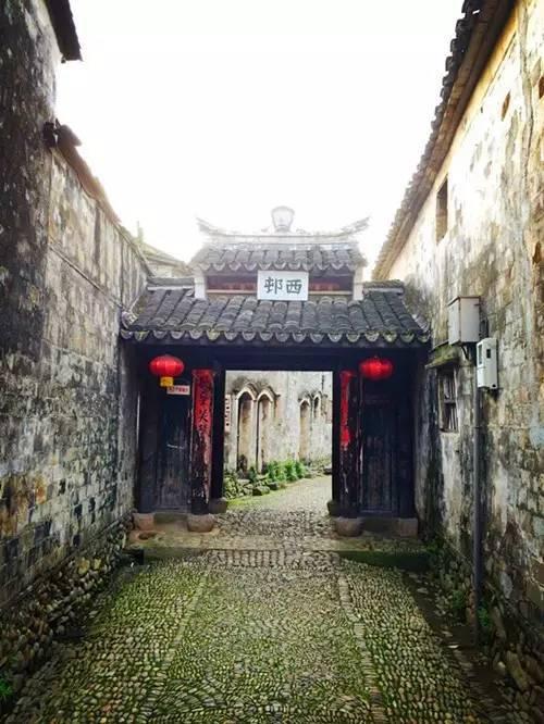 范楷与信义光能控股有限公司投资总监魏刚就光伏玻璃项目进行洽谈